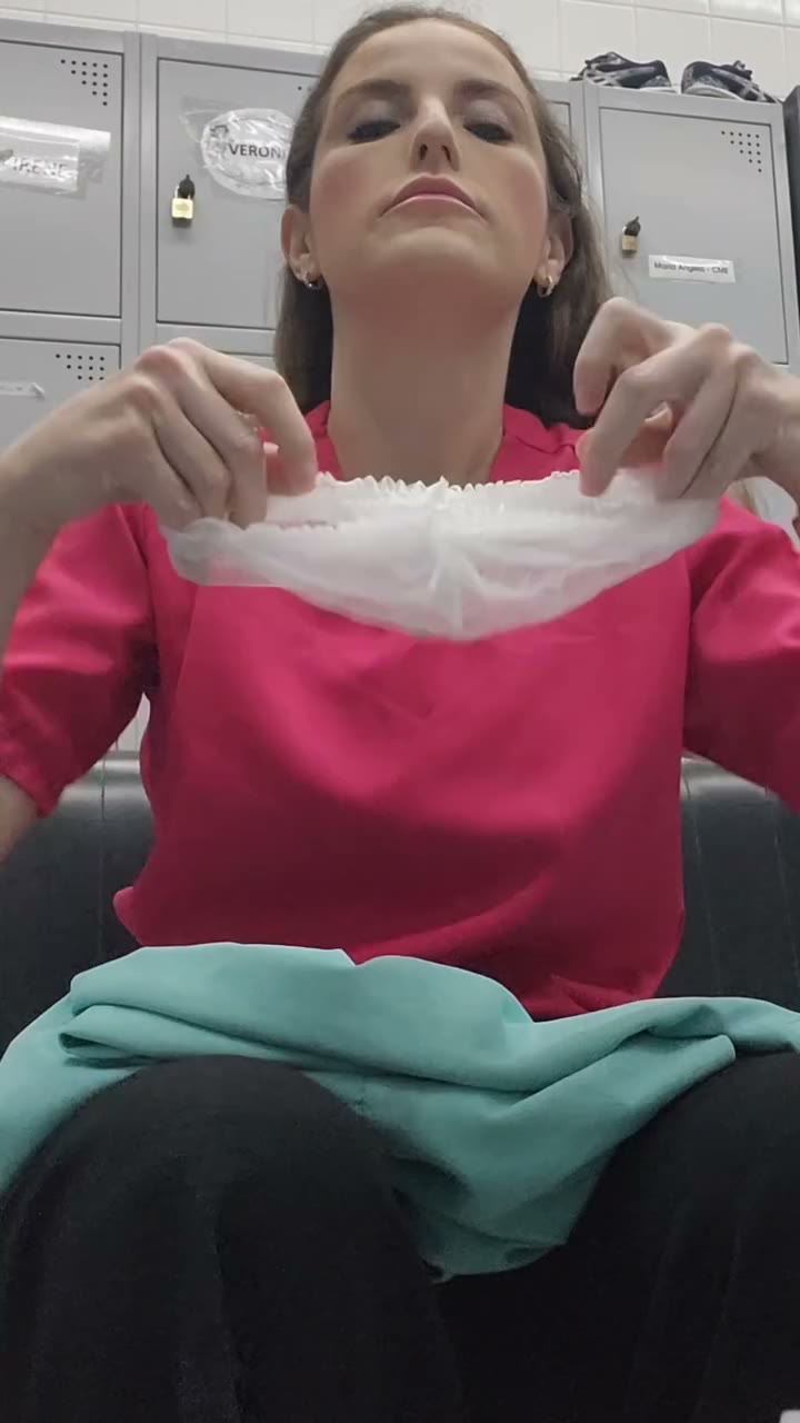 Já manchou uma blusa de loja com a maquiagem ou aquela que tinha acabado de tirar do armário? Pois é
