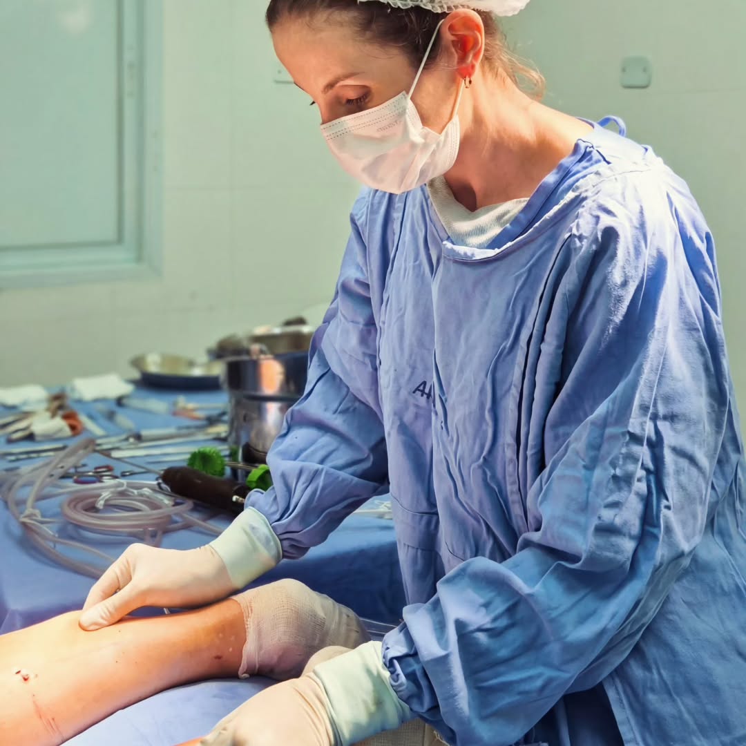 Mais do que um ofício, cada cirurgia é uma entrega. E a cirurgia do lipedema é uma daquelas que pega a nossa atenção con