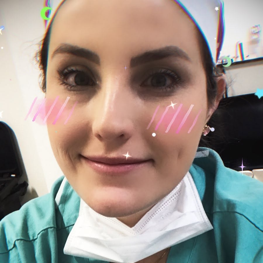 No intervalo entre as cirurgias. Hoje foi dia de mamoplastia redutora e blefaroplastia. Tiramos mais de 1kg de tecido ma