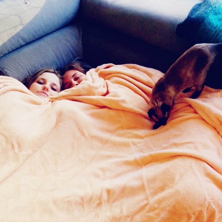 #tbt mais que perfeito 🥰: eu e a minha irmãzinha no sofá do apartamento que eu morava antes, com cobertorzinho e a Kitty