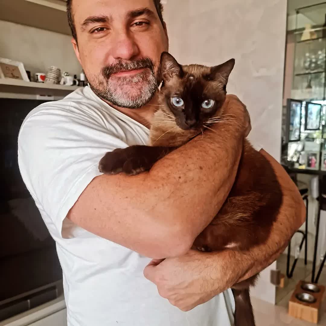 Toutes les photos représentent des moments de beaucoup d’amour, mais la dernière représente ma concurrente, avec qui je partage les regards passionnés (10/10)