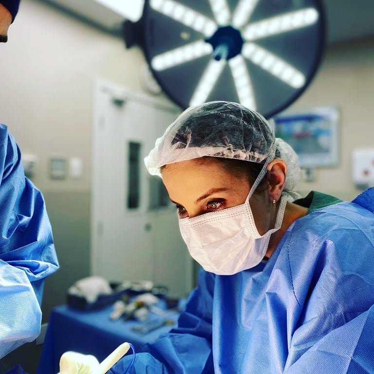En la última foto hay algo sobre lo que muchas personas tienen dudas, y que puede ser corregido en la abdominoplastia… (1/4)