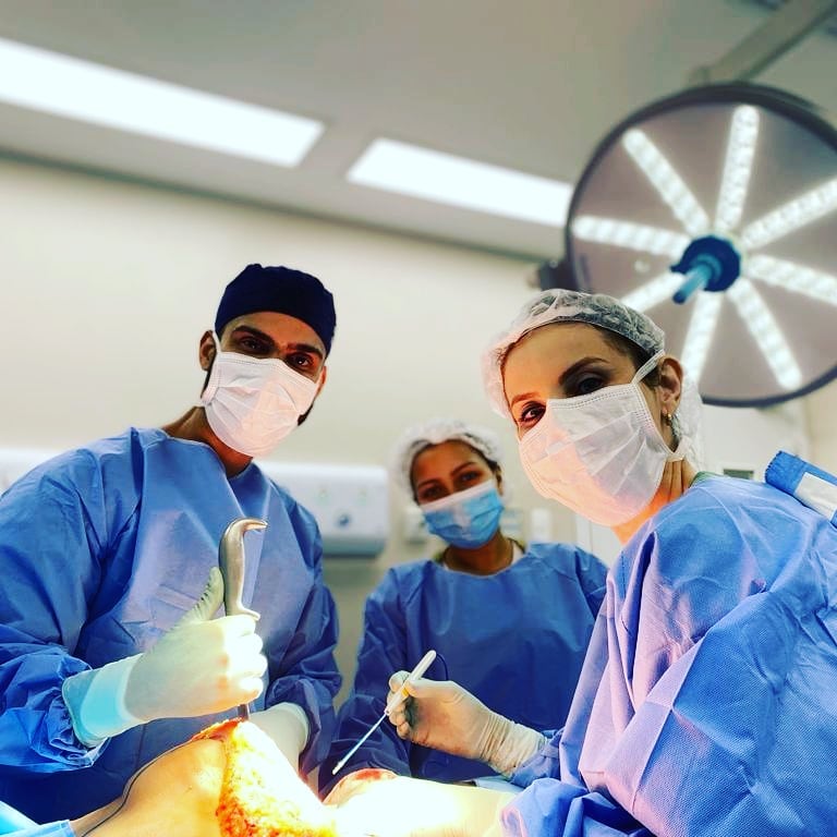 En la última foto hay algo sobre lo que muchas personas tienen dudas, y que puede ser corregido en la abdominoplastia… (2/4)