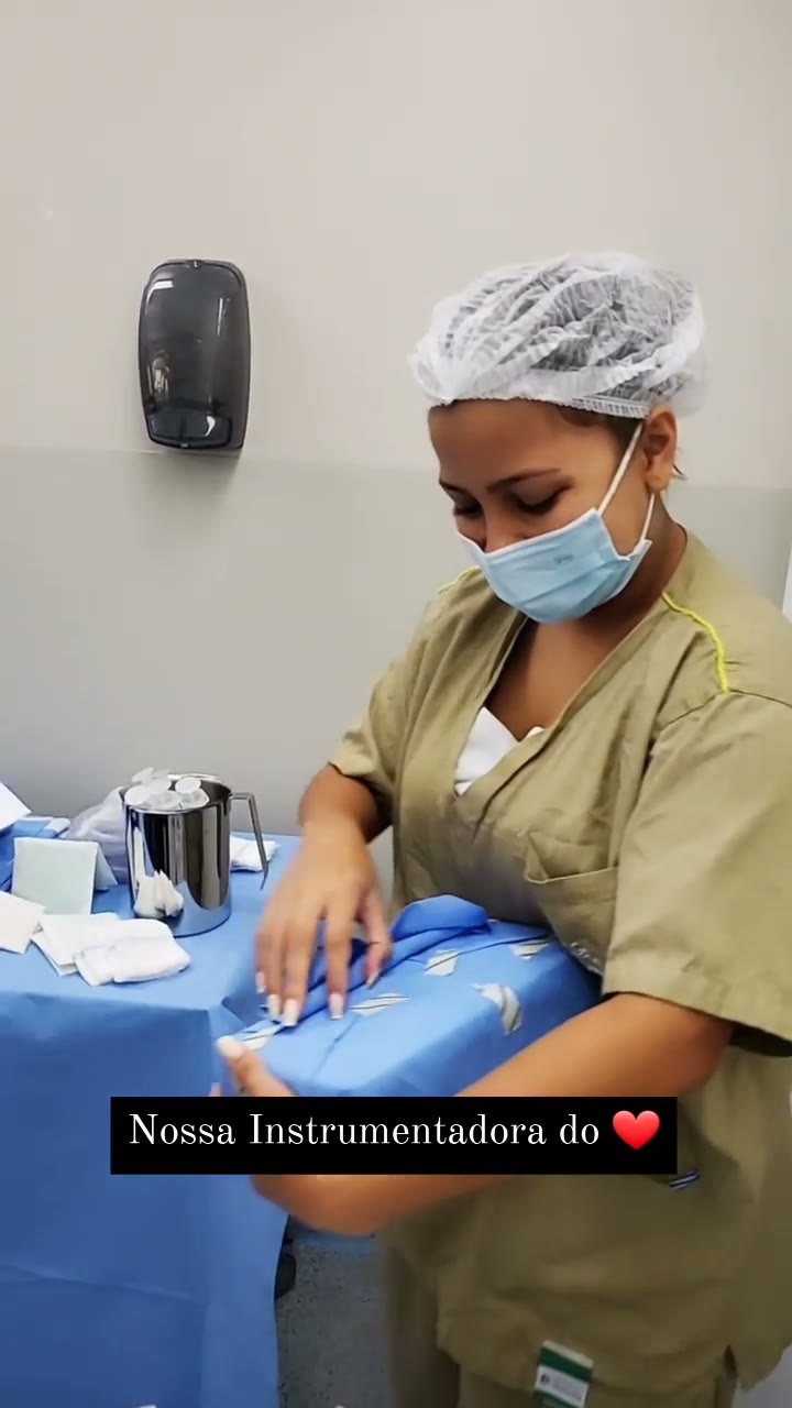 Noira, joven, bonita, atractiva y que gusta de presumir.