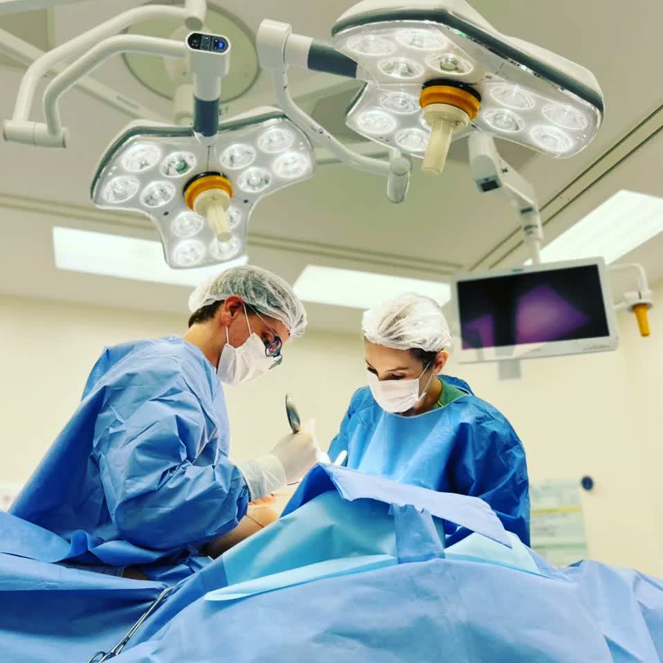 Dos movimentos mais intensos da #lipoaspiração aos detalhes mais minuciosos de uma #blefaroplastia. De cirurgias de 6 ho (2/2)